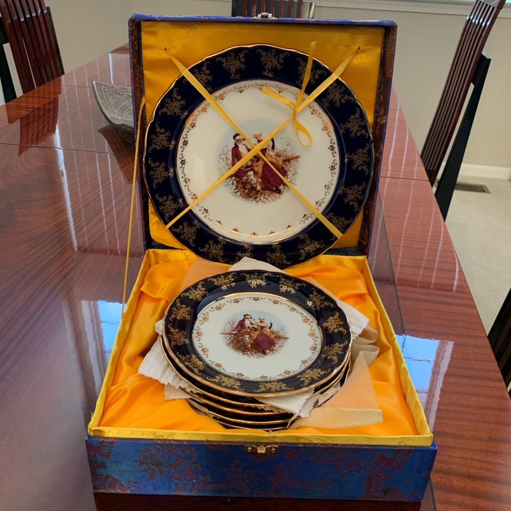 NWT Fine Japanese china. 6 dinner plates and one serving plate.